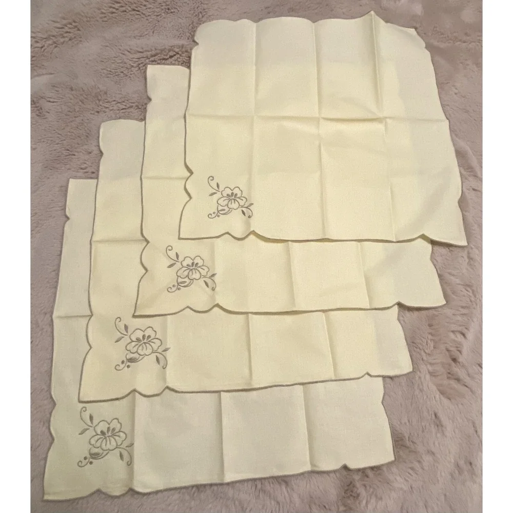 Lot (4) Vintage Cloth Linen Table Napkins 15
